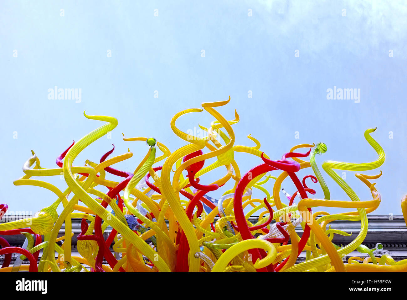 Un arbre en verre jaune intitulé le soleil à l'extérieur du Musée des beaux-arts de Montréal à Montréal, au Canada. Banque D'Images