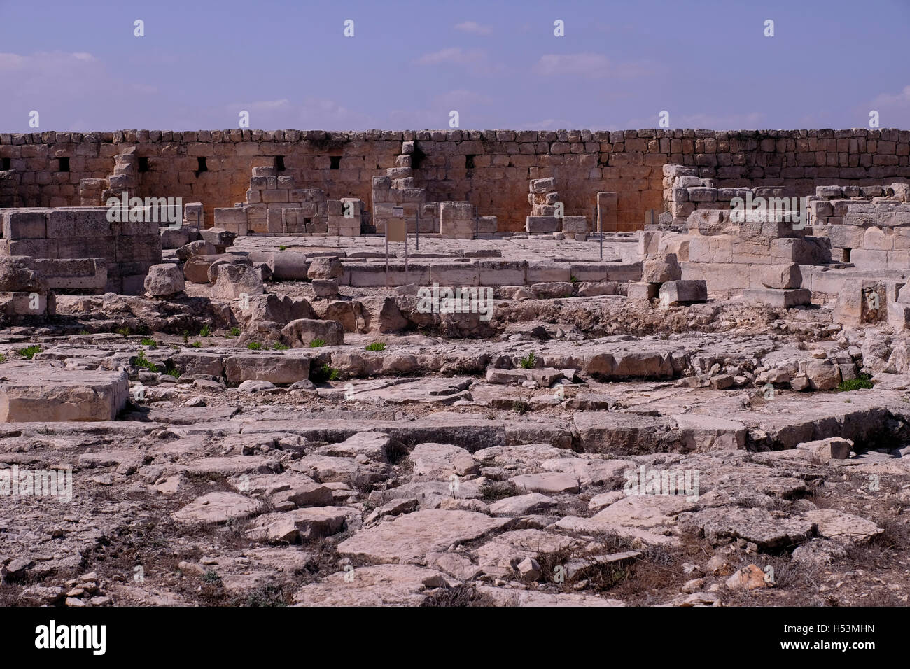 Vue des ruines d'une ancienne église Byzantine sur le mont Garizim, l'un des plus hauts sommets de la Cisjordanie près de la ville de Naplouse en Cisjordanie, Israël le 18 octobre 2016. Les Samaritains qui doivent leur existence au royaume du nord d'Israël dans ce qui est maintenant le nord de la Cisjordanie, ce qui concerne le mont Garizim, plutôt que de le Mont du Temple de Jérusalem, comme ayant été le lieu choisi par Dieu pour un saint temple. Banque D'Images