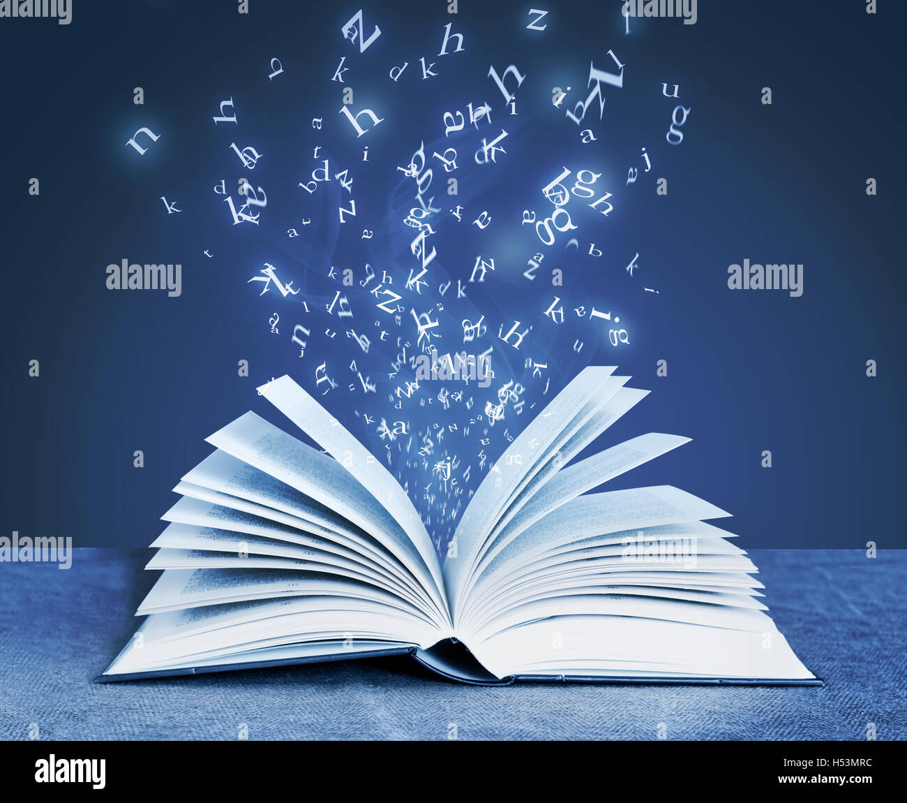 Lettres alphabet autour de livre ouvert Banque D'Images