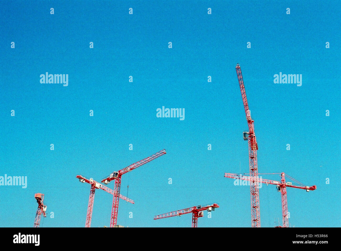 Vieil homme marchant près de centre Pompidou, à Paris, France Banque D'Images