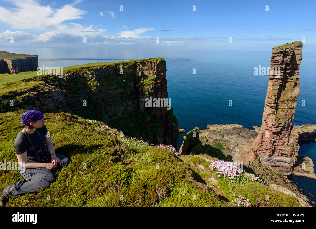 Les touristes à la recherche vers le vieil homme de Hoy, Hoy, îles Orcades, en Écosse. Banque D'Images