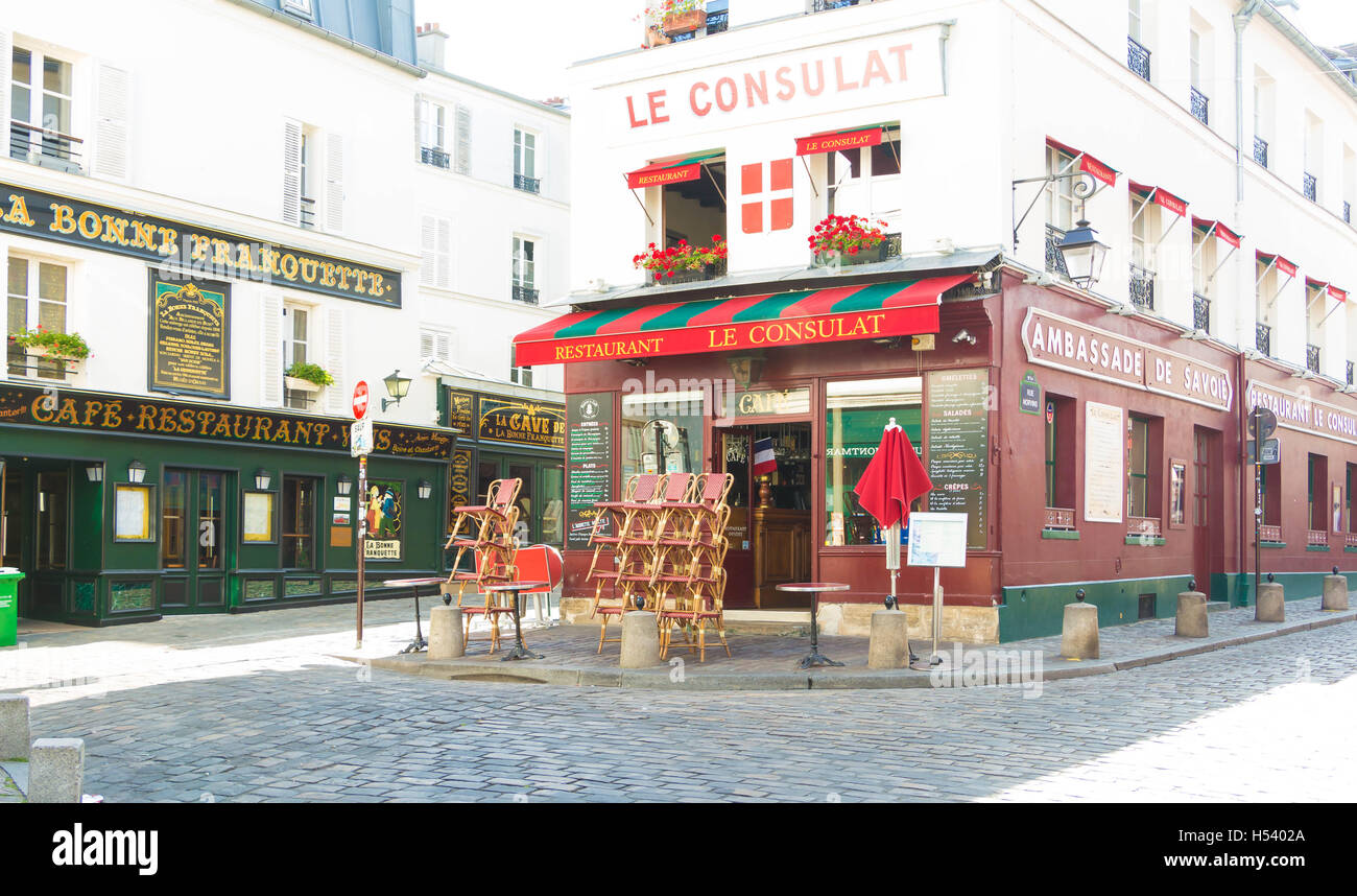 Paris, France-July 09, 2016 : Le restaurant traditionnel français Le consulat situé dans le pittoresque quartier de Montmartre à Paris. Banque D'Images