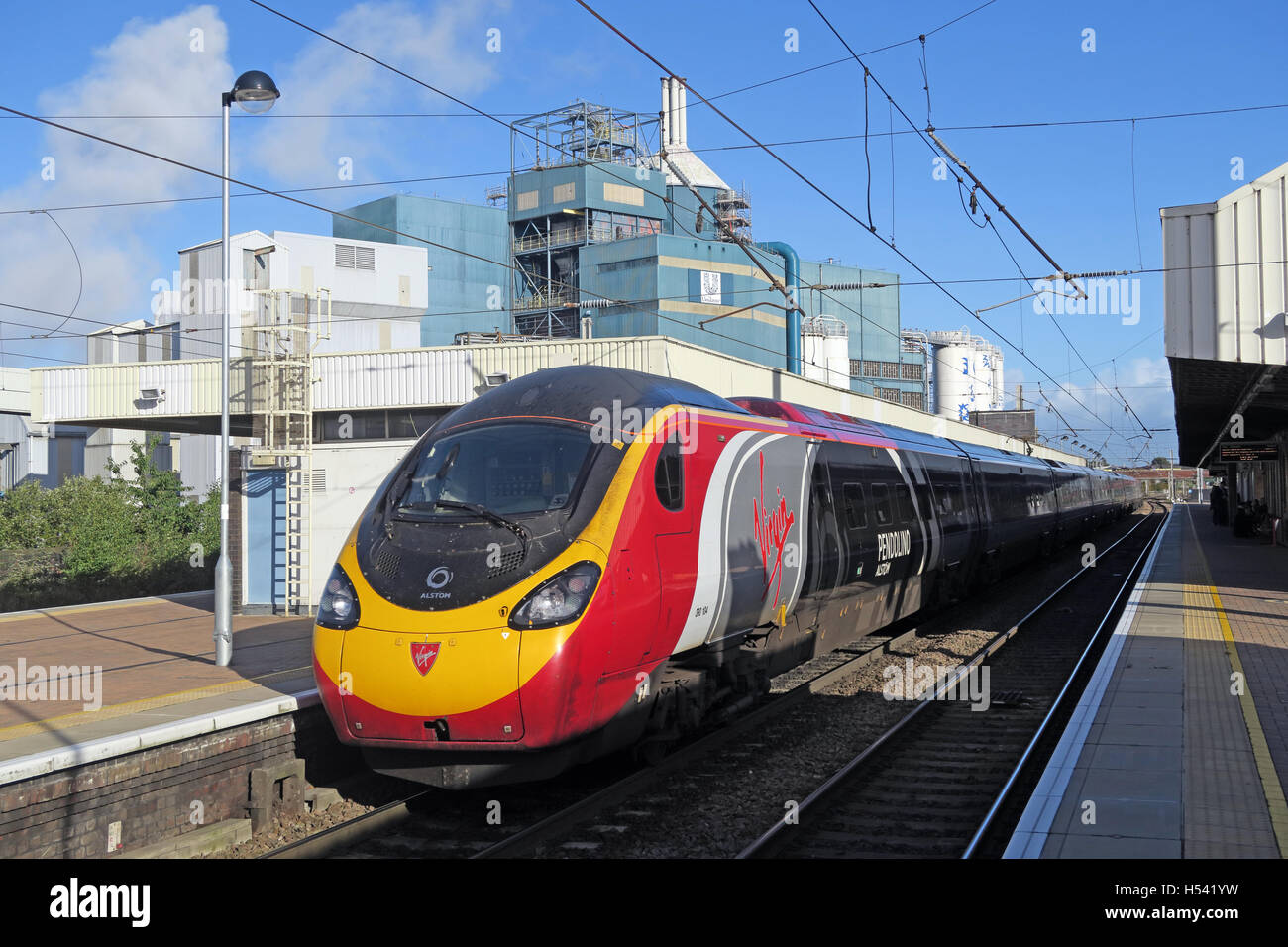 Le Pendolino à Warrington Bank Quay Rail Station, WCML Cheshire, Angleterre, Royaume-Uni Banque D'Images