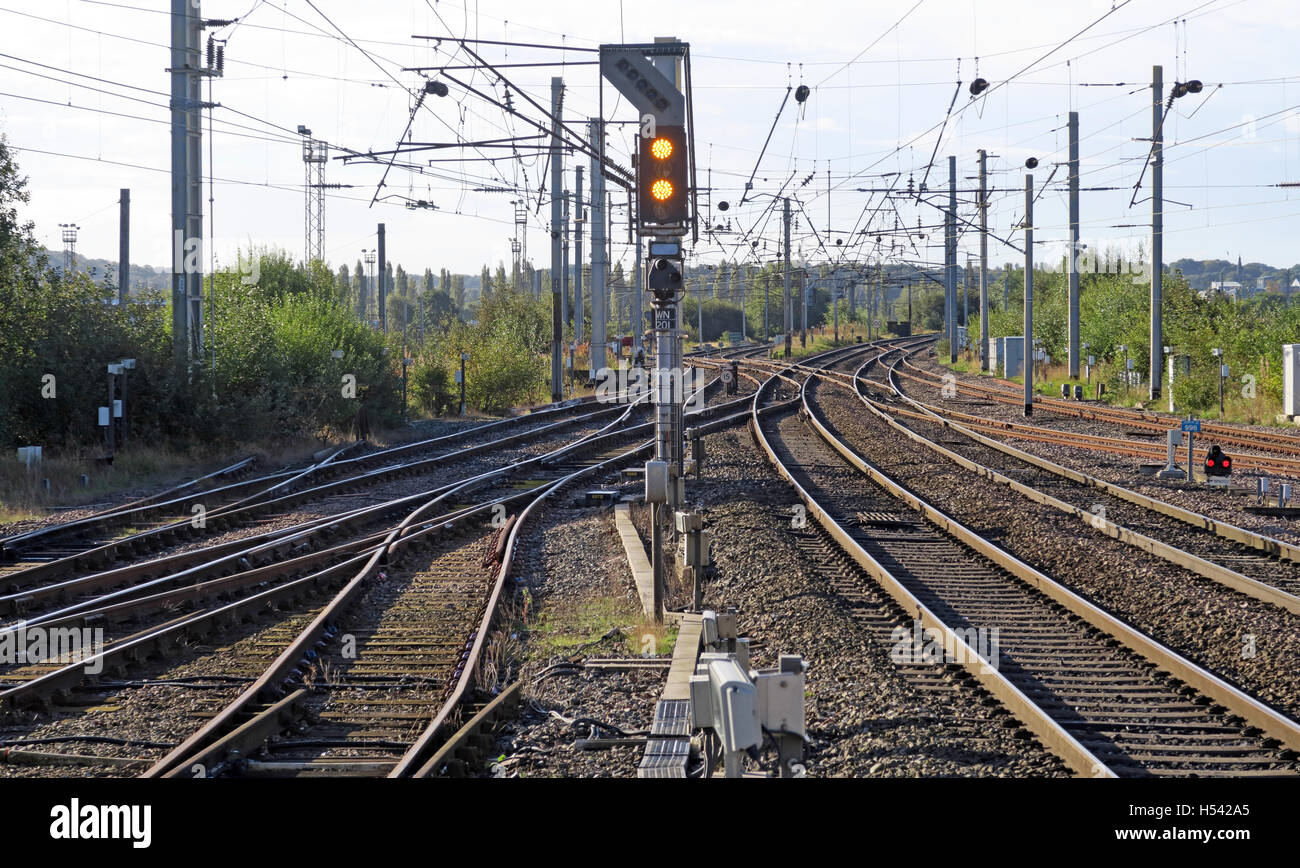 Lignes Aériennes, ligne de train électrique,WCML avec signal,Angleterre,UK Banque D'Images