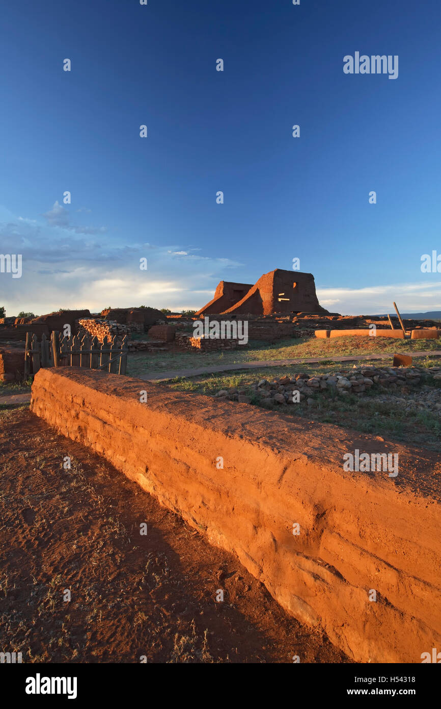 Mur et ruines de l'Église en mission, Pecos National Historical Park, Pecos, Nouveau Mexique USA Banque D'Images