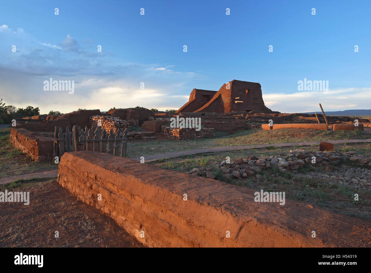 Mur et ruines de l'Église en mission, Pecos National Historical Park, Pecos, Nouveau Mexique USA Banque D'Images