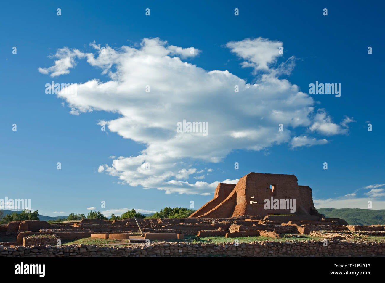 Mission church et pueblo ruins, Pecos National Historical Park, Pecos, Nouveau Mexique USA Banque D'Images