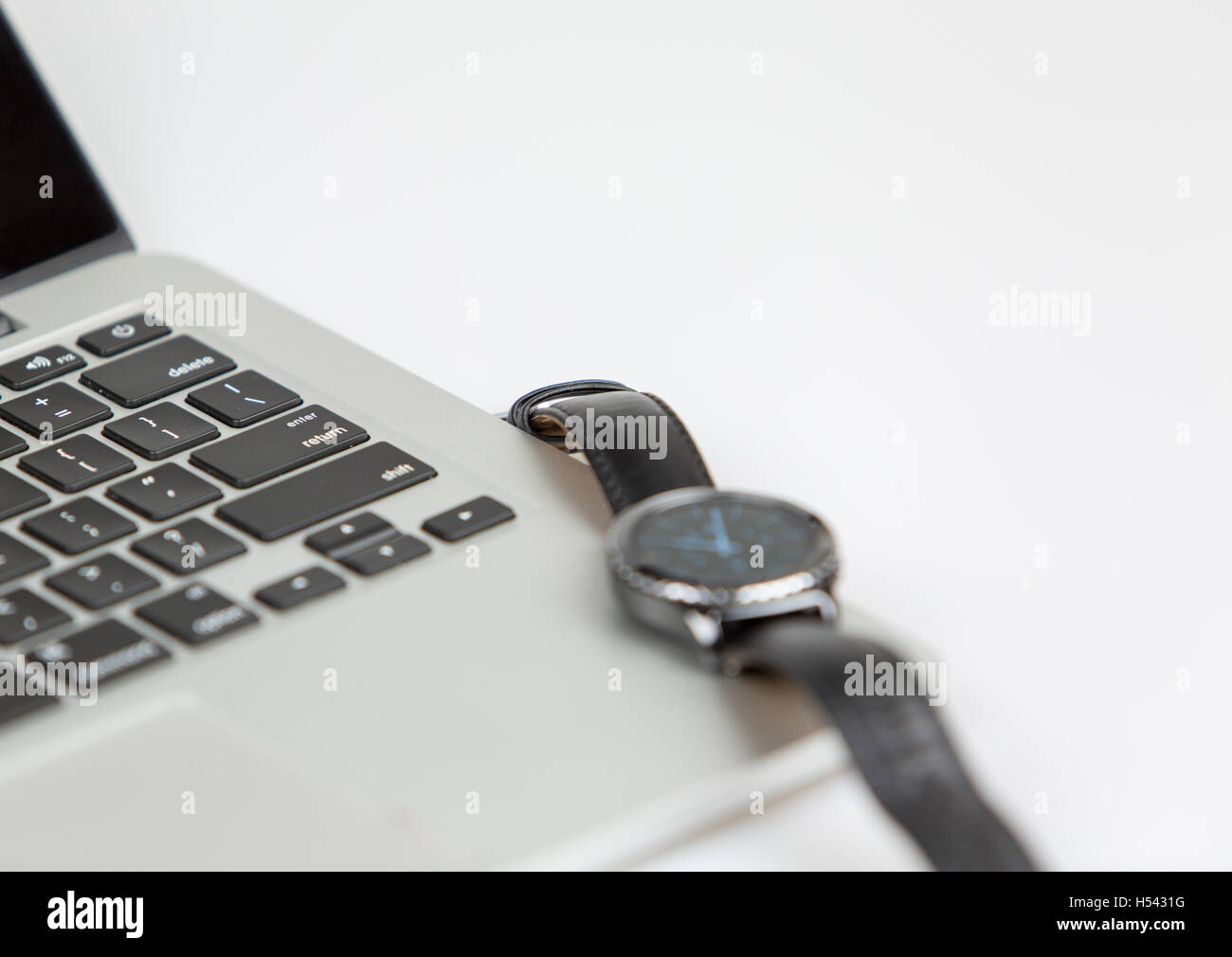 Smartwatch au sommet d'un ordinateur portable. smartwatch sous tension, l'accent sur clavier. studio shot sur un fond blanc Banque D'Images