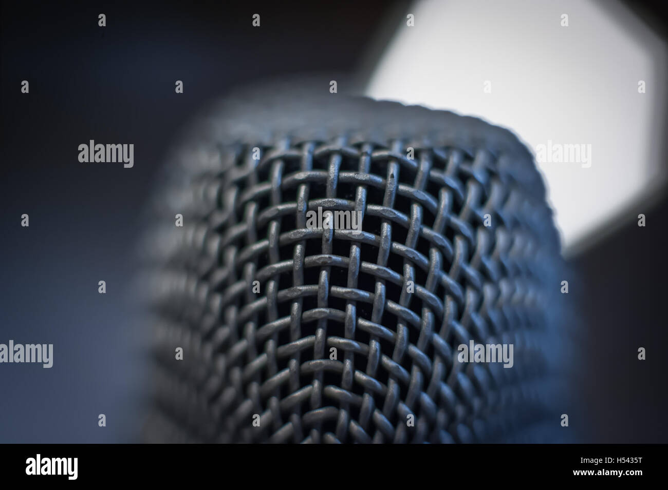 Microphone de studio noir moderne macro tête close up du flou lumière bleue froide fond supérieur droit Banque D'Images