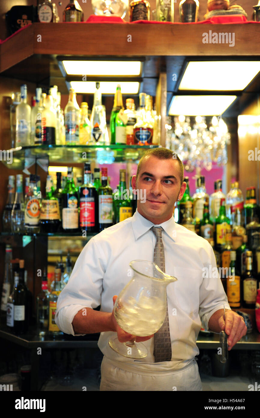 Un barman est un cocktail au bar Basso. L'endroit est une institution dans le bar à cocktails Salles de théâtre à Milan, Italie Banque D'Images