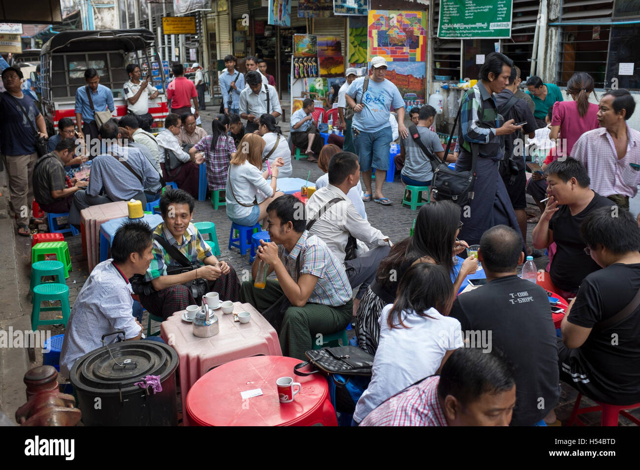 Les étals du marché Bogyoke Cafés à Yangon Myanmar Banque D'Images