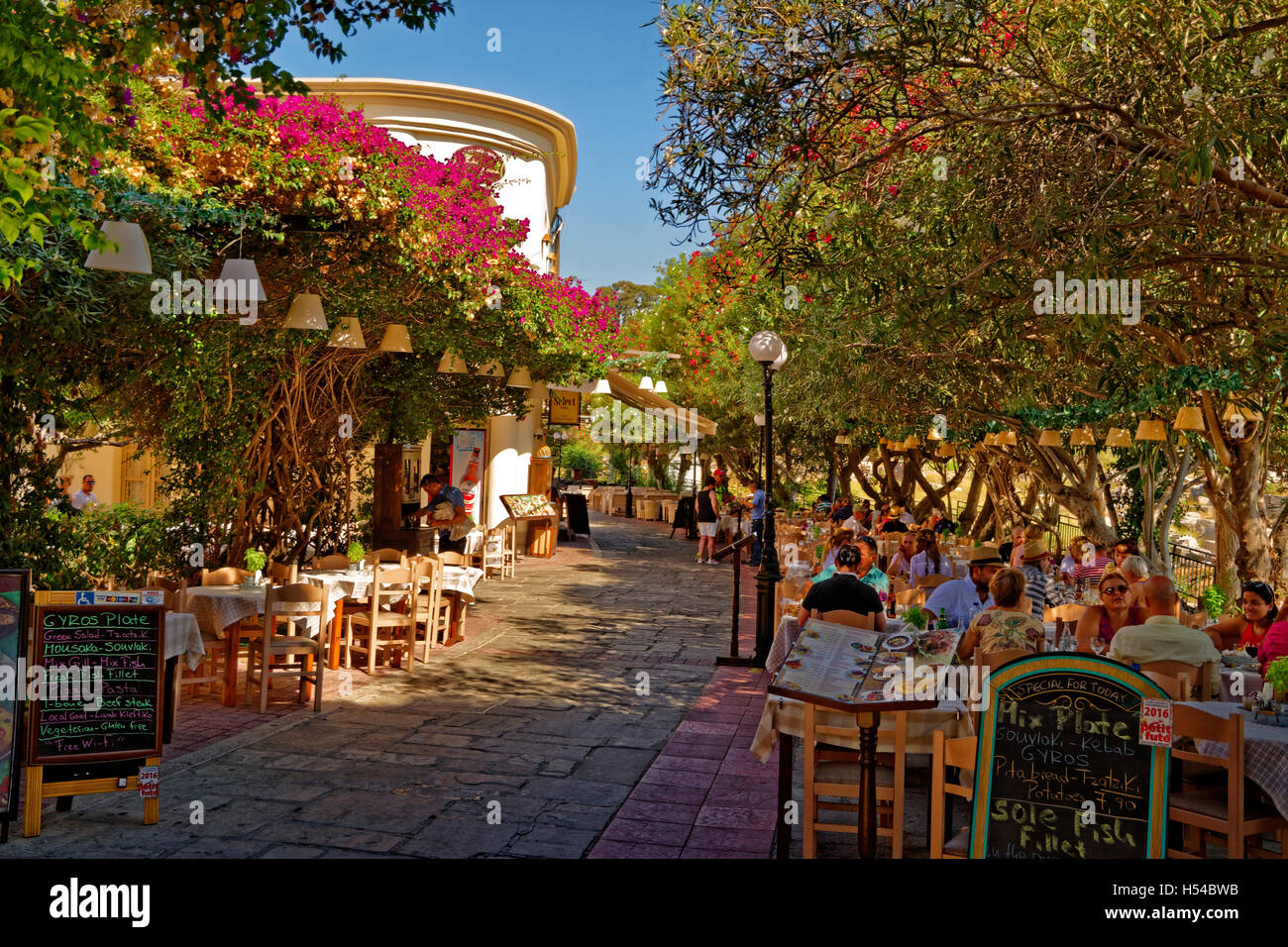 Chaussée ouvert restaurant adjacent à l'Agora de la ville de Kos, l'île de Kos, Grèce. Banque D'Images