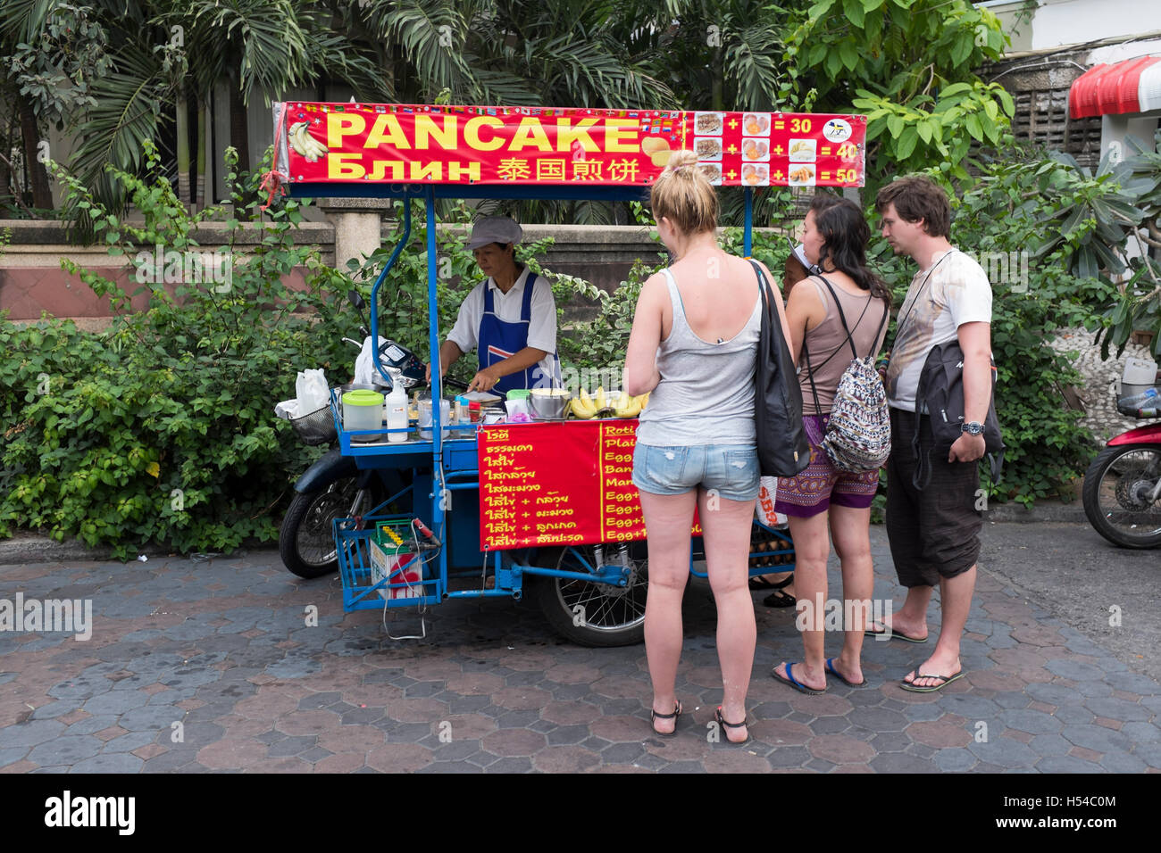 Les touristes de l'Ouest à la file d'étal de crêpes à Pattaya en Thaïlande Banque D'Images