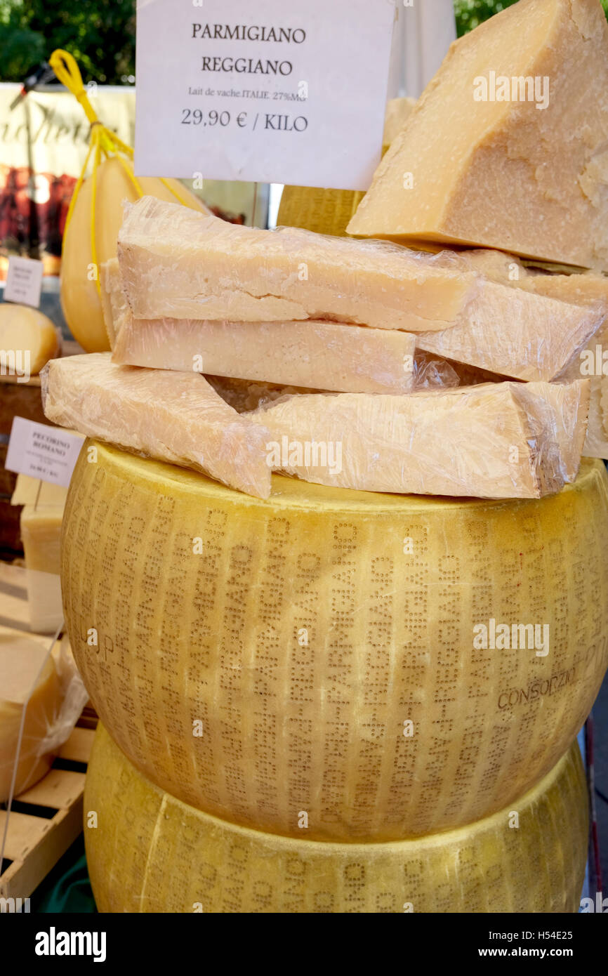 Pour la vente de fromage au marché local, Provence, France Banque D'Images