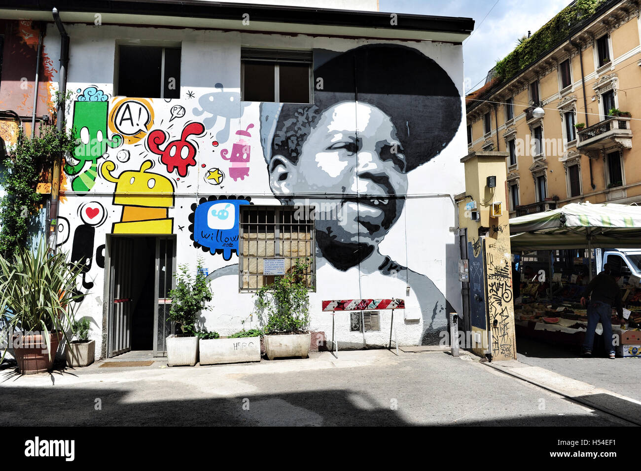 Graffitis colorés à l'entrée de Frida, l'un des lieux les plus branchés dans le quartier Isola à Milan Banque D'Images