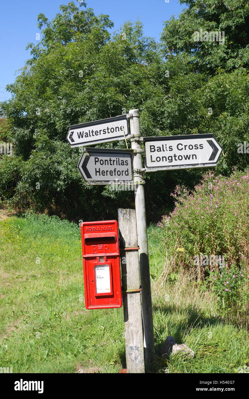 Panneau routier et Royal Mail post box, Rowlestone, Herefordshire, Angleterre Banque D'Images