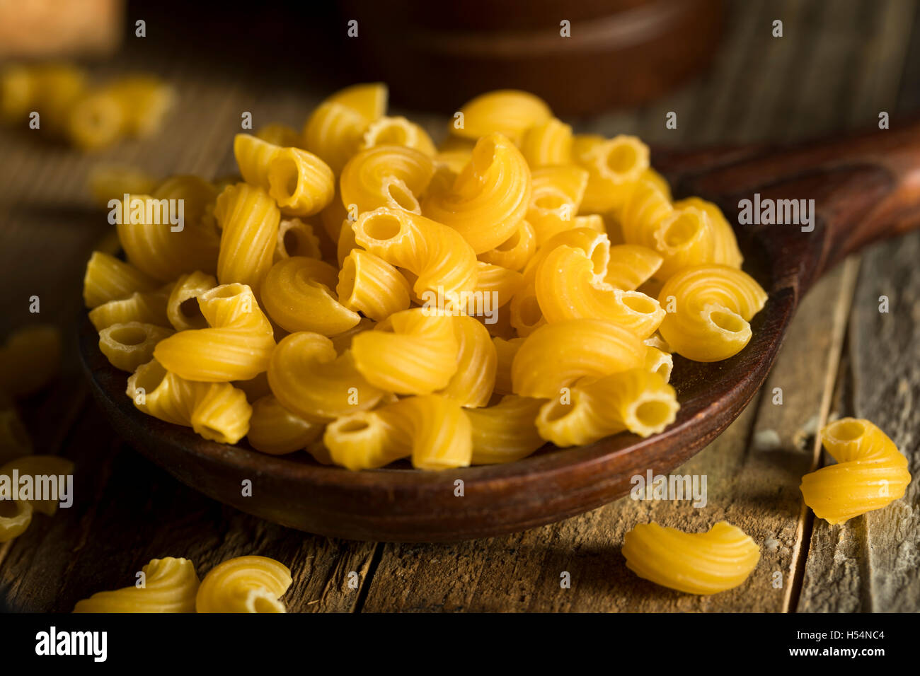 Macaroni au coude biologiques crus prête pour la cuisson Banque D'Images