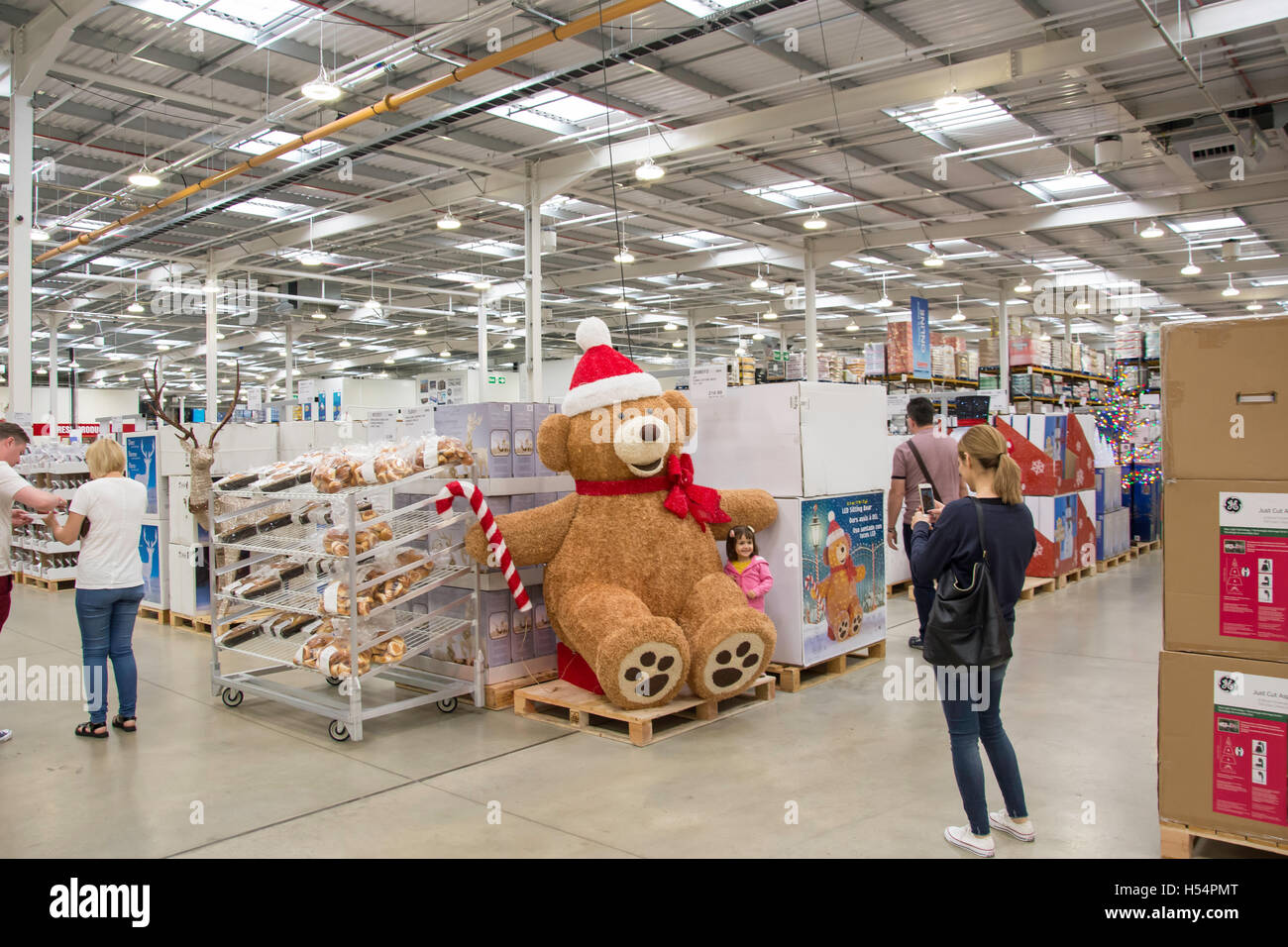 Intérieur du magasin Costco Wholesale, Hanworth Road, Sunbury-on-Thames, Surrey, Angleterre, Royaume-Uni Banque D'Images