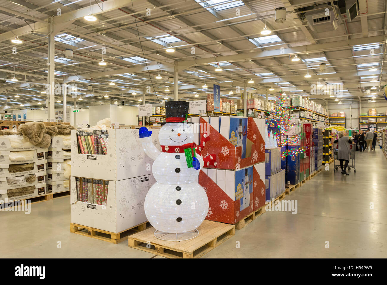 Intérieur du magasin Costco Wholesale, Hanworth Road, Sunbury-on-Thames, Surrey, Angleterre, Royaume-Uni Banque D'Images