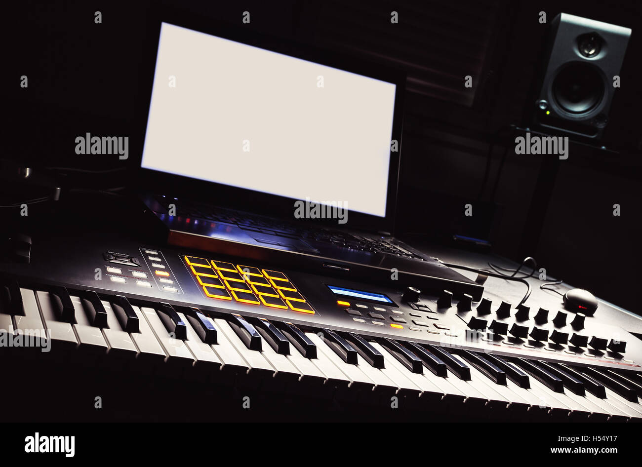 Détails d'un petit home studio moderne, ambiance sombre. Banque D'Images