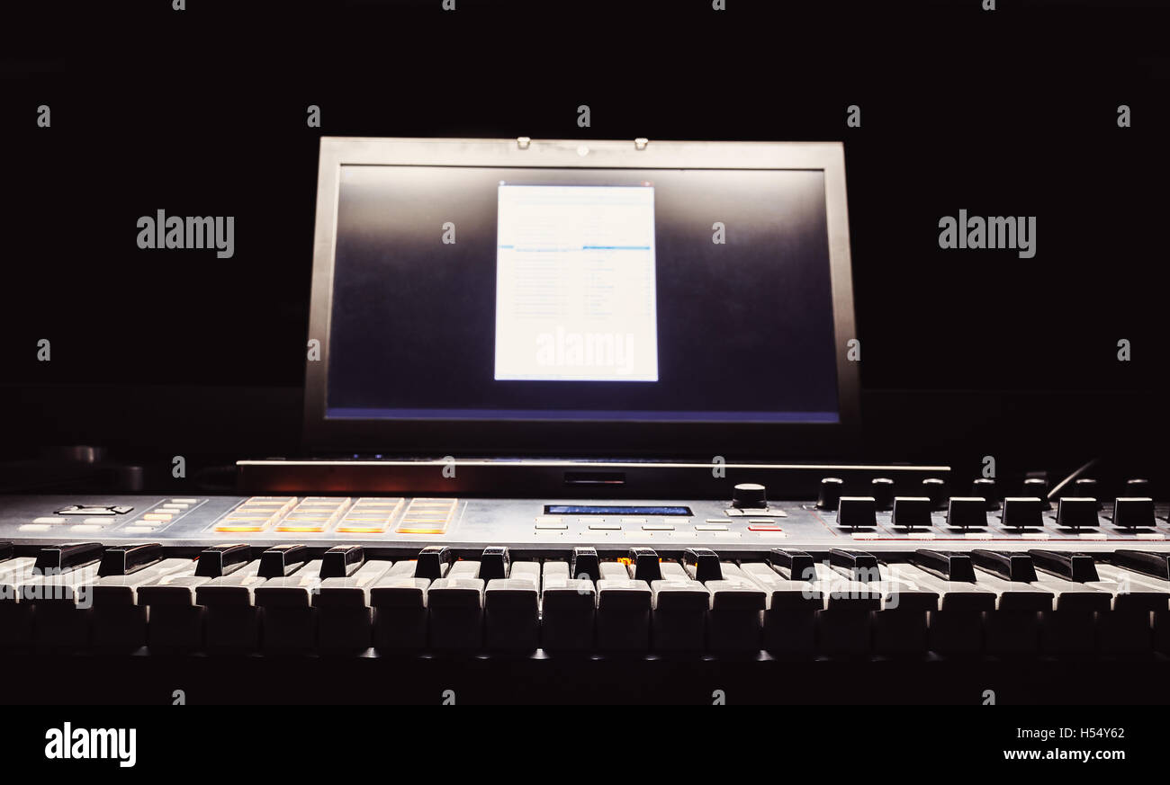 Détails d'un petit home studio moderne, ambiance sombre. Banque D'Images