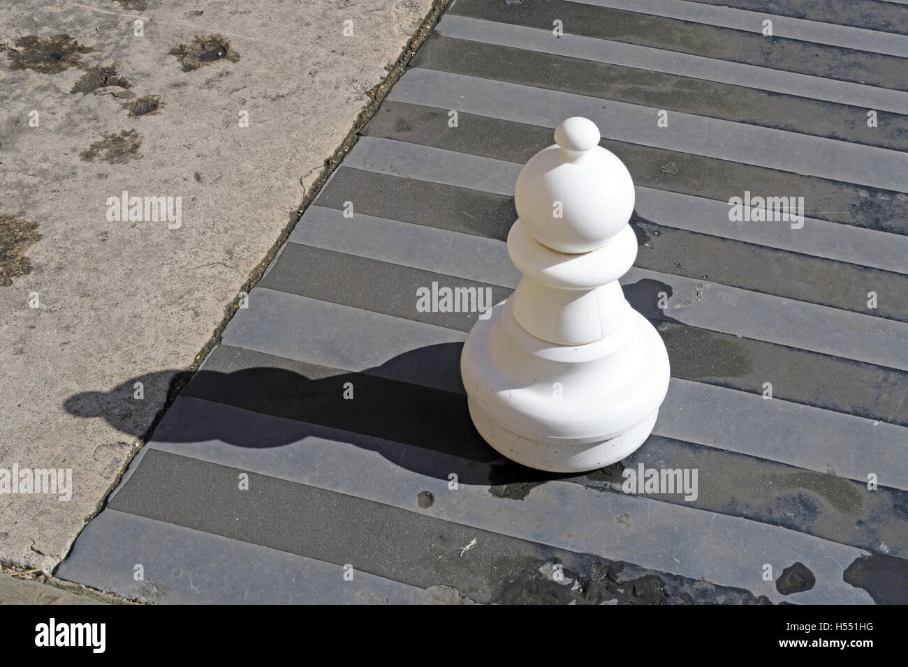 Pièces d'échecs géant, London, England, UK Banque D'Images