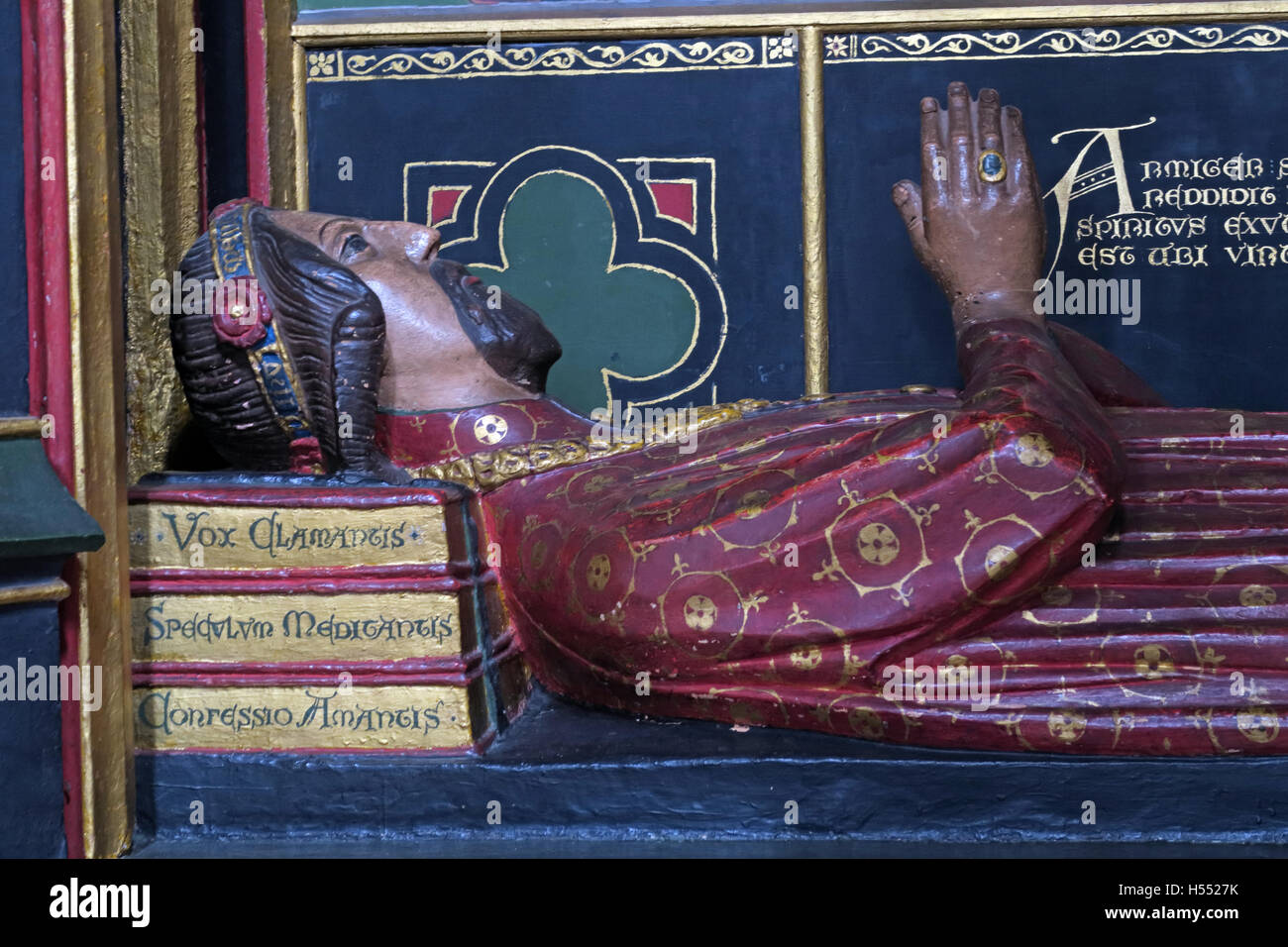 Tombe de John Gower, cathédrale de Southwark, Londres, Angleterre, Royaume-Uni - Détail de la tête avec des livres Banque D'Images