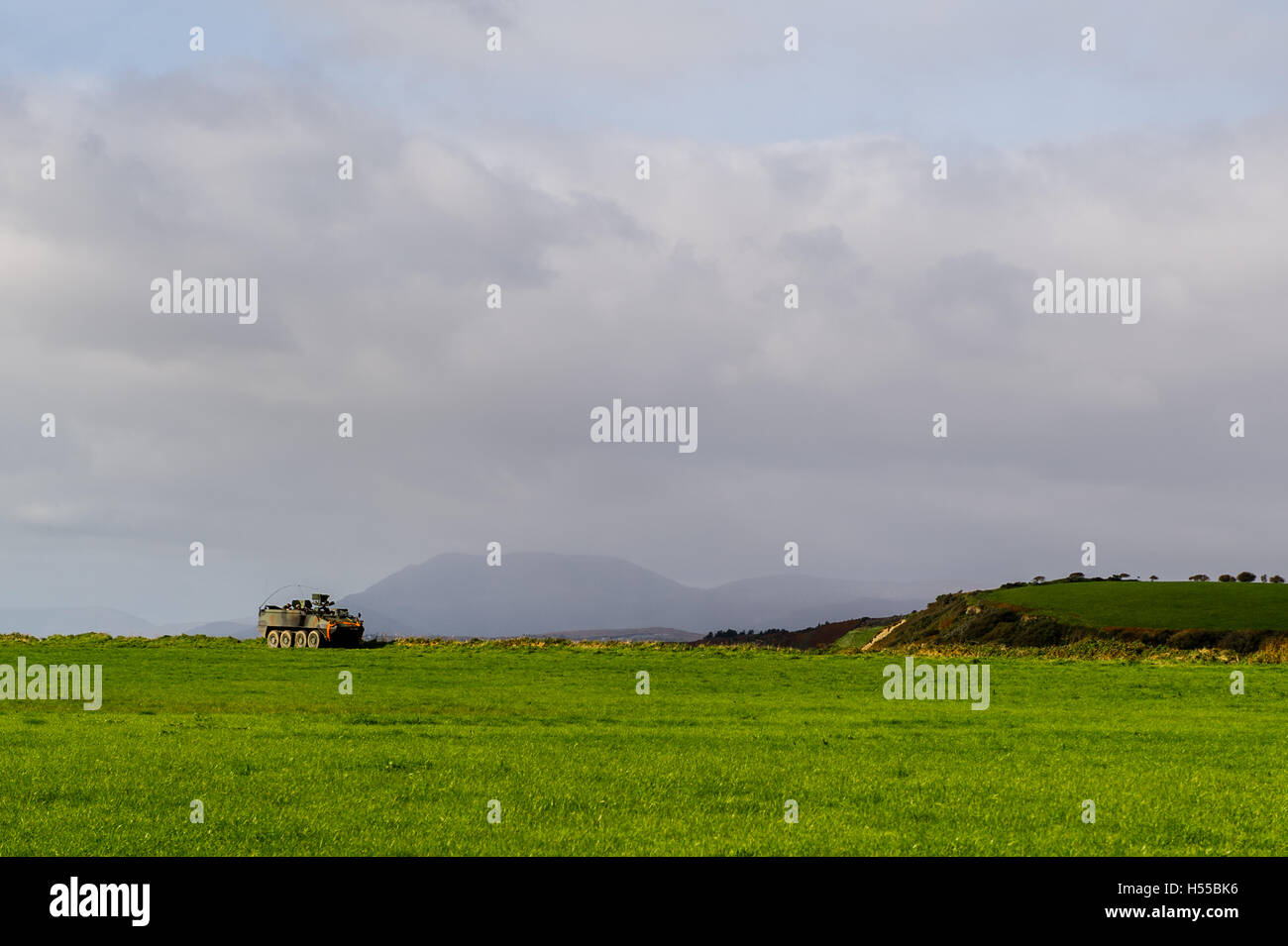 Mowag véhicule militaire APC de l'Armée irlandaise patrouille Bantry Airstrip, comté de Cork, Irlande pendant un exercice avec espace de copie. Banque D'Images