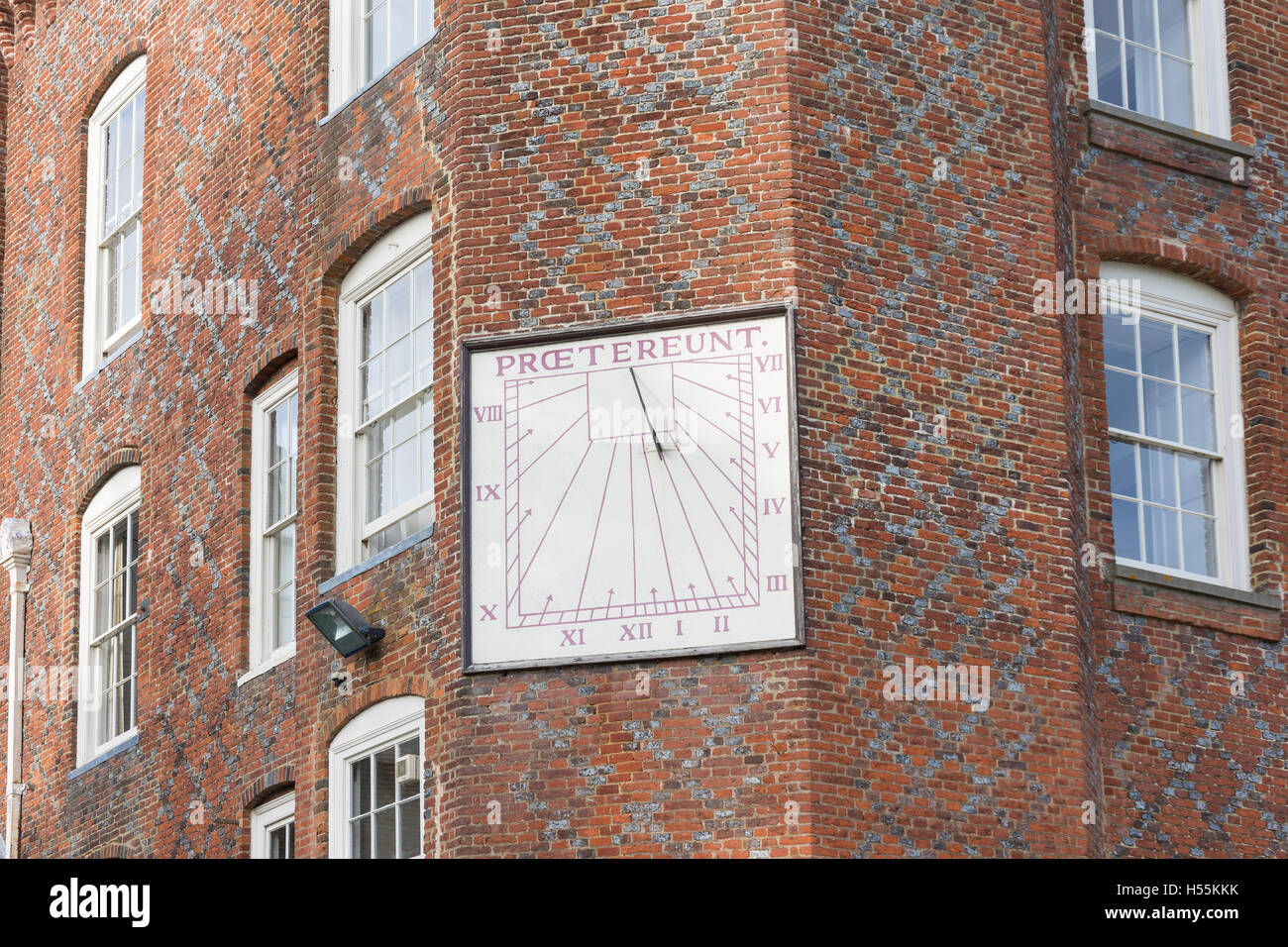 Cadran solaire sur la Tour de l'Évêché, Château de Farnham, Castle Hill, Farnham, Surrey, Angleterre, Royaume-Uni Banque D'Images