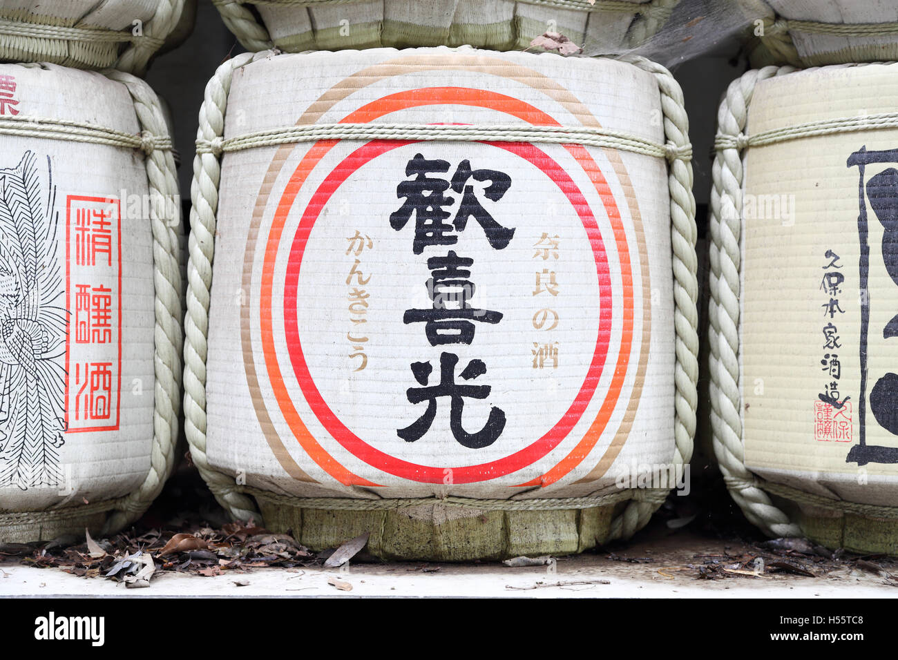 Détail d'un fût de Saké japonais traditionnel entouré d'autres tonneaux dans un mur d'amour de tonneaux Banque D'Images