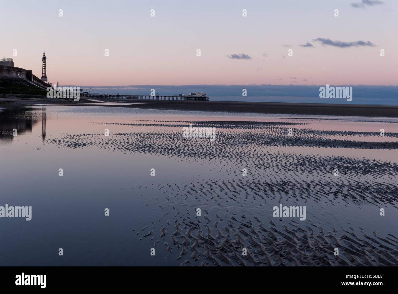 Blackpool Royaume-Uni plage en début de matinée montrant des réflexions de marée et un éclairage merveilleux sur les ondulations de sable avec reflet de la tour. Banque D'Images
