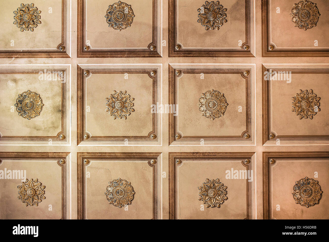 Ancien plafond avec détails en lieu abandonné. Banque D'Images