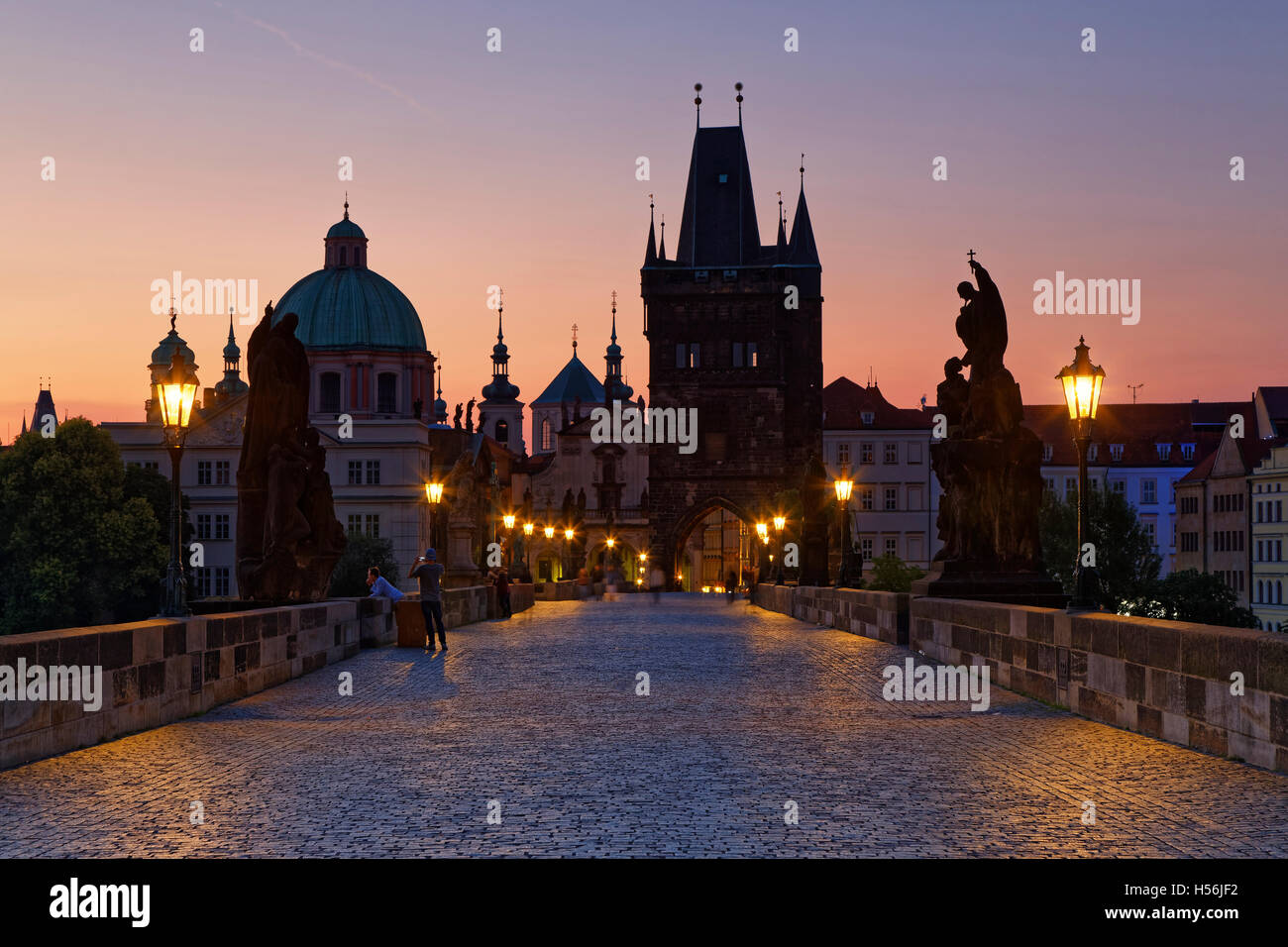 Le Pont Charles, Karlův plus sur la Vltava, Site du patrimoine mondial de l'UNESCO, avec la tour du pont de la vieille ville et l'église de St. Banque D'Images