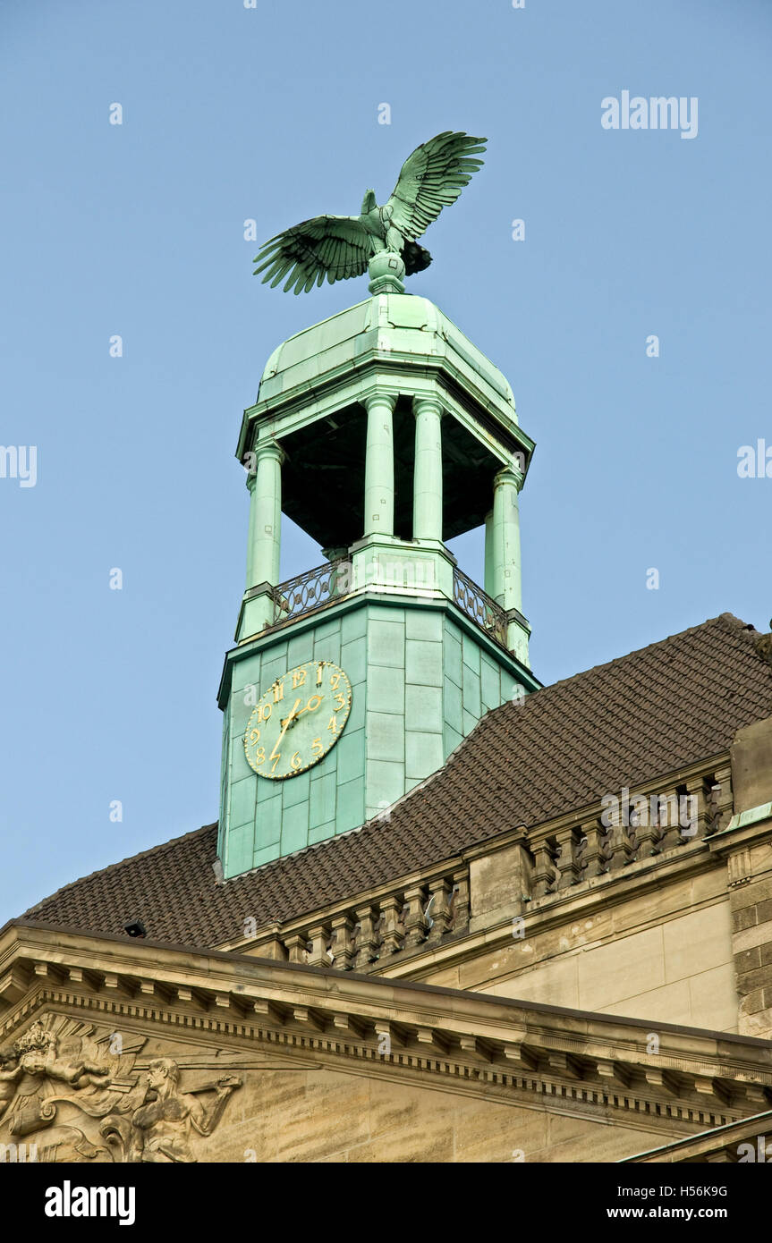 Tour de l'horloge avec aigle sur le 'Oberlandesgericht' Haute cour régionale, Düsseldorf, Rhénanie du Nord-Westphalie Banque D'Images