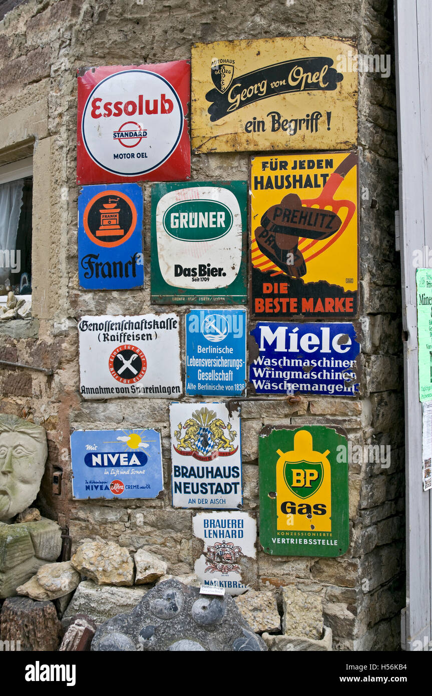 Les panneaux publicitaires dans l'émail vieux musée à Prichsenstadt, Franconia, Bavaria Banque D'Images