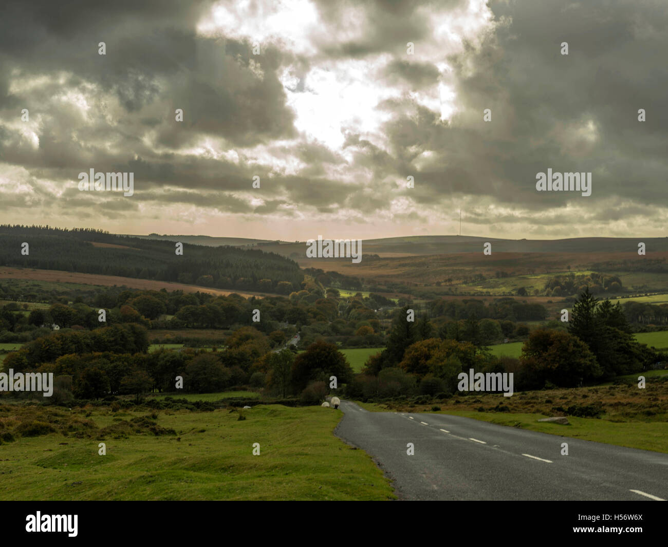 Nuages de tempête de recueillir de l'automne sur le joli village de Postbridge, près de Wistmans Wood National Nature Reserve, Dartmoor National Park, Devon Banque D'Images