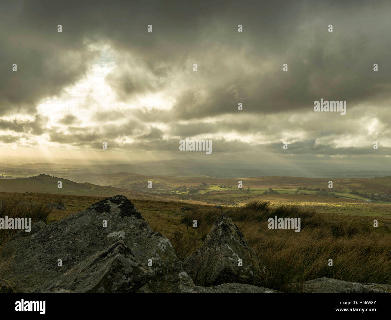 Nuages de tempête de recueillir plus d'automne Moortown et Sampford Spiney en premier plan avec Tamar Valley dans l'arrière-plan, Dartmoor National Park, Devon Banque D'Images