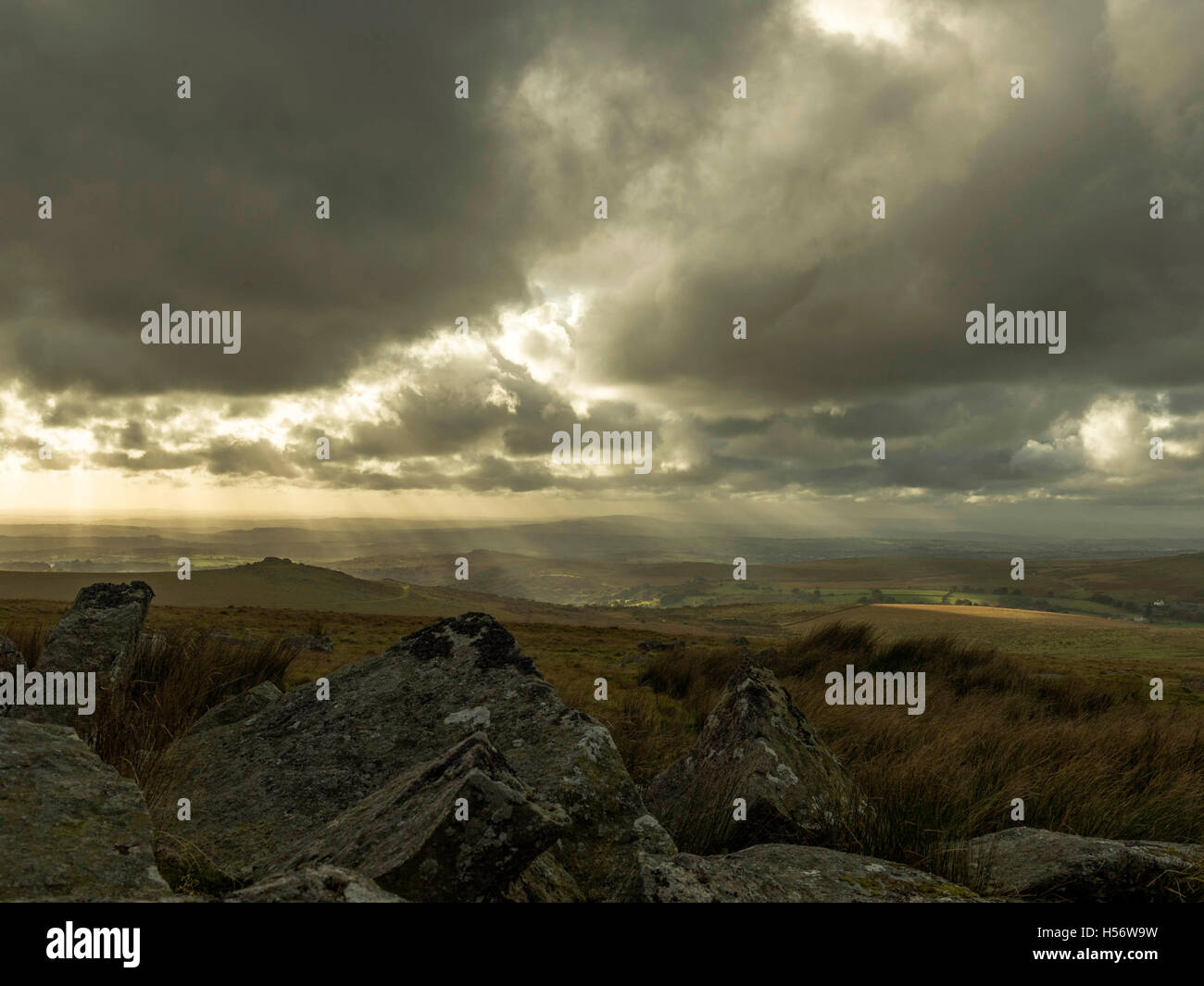 Nuages de tempête de recueillir plus d'automne Moortown et Sampford Spiney en premier plan avec Tamar Valley dans l'arrière-plan, Dartmoor National Park, Devon, Banque D'Images