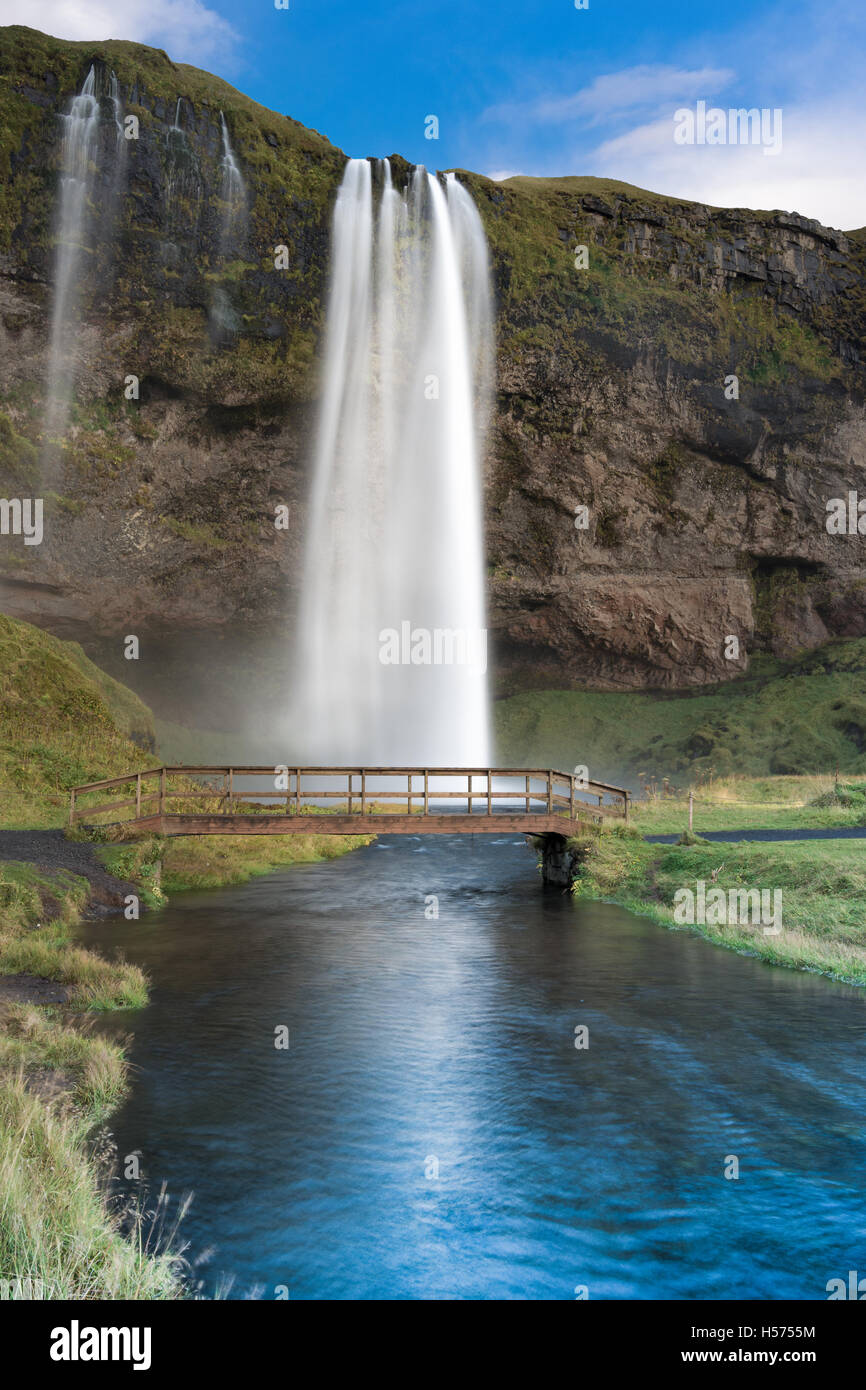 Cascade de Seljalandsfoss dans le sud de l'Islande sur la route de Thorsmork. Banque D'Images