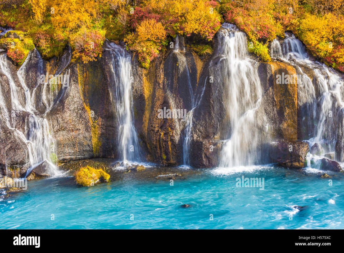 (De Borgarfjordur, western Hraunfossar Islande), une série de cascades formées par des ruisseaux filtrant à travers la pierre de lave poreuse. Banque D'Images