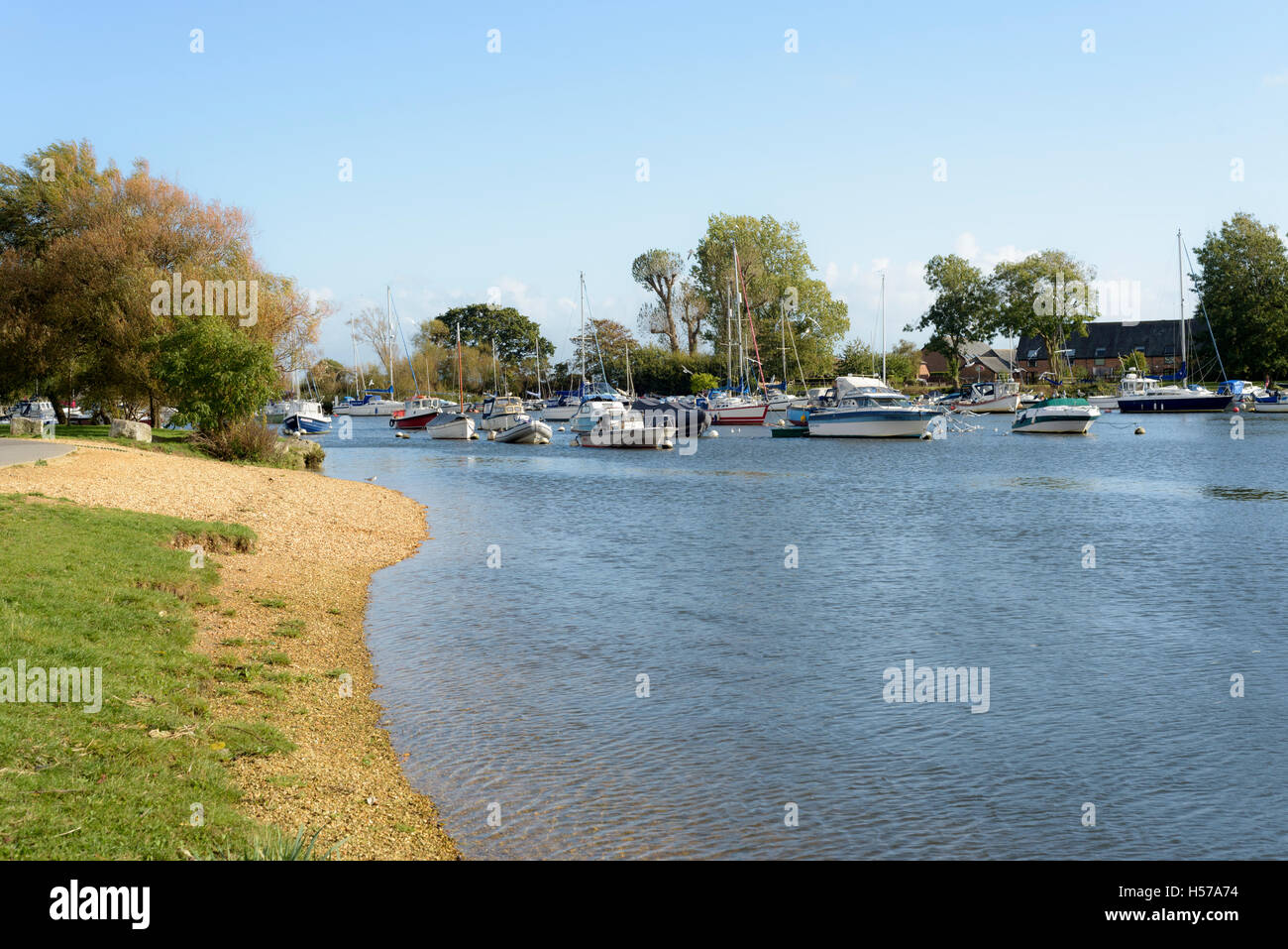 Bateaux amarrés sur la rivière Stour, maires Mead, Christchurch, Dorset, England, UK Banque D'Images