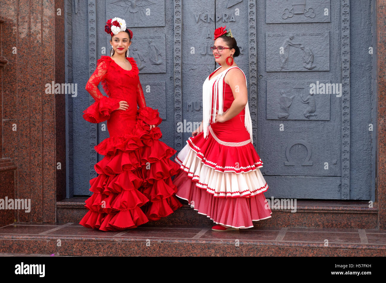 Deux filles dans un robes de flamenco traditionnel au cours de la feria  annuelle à Fuengirola, dans le sud de l'Espagne. Costa del Sol Photo Stock  - Alamy