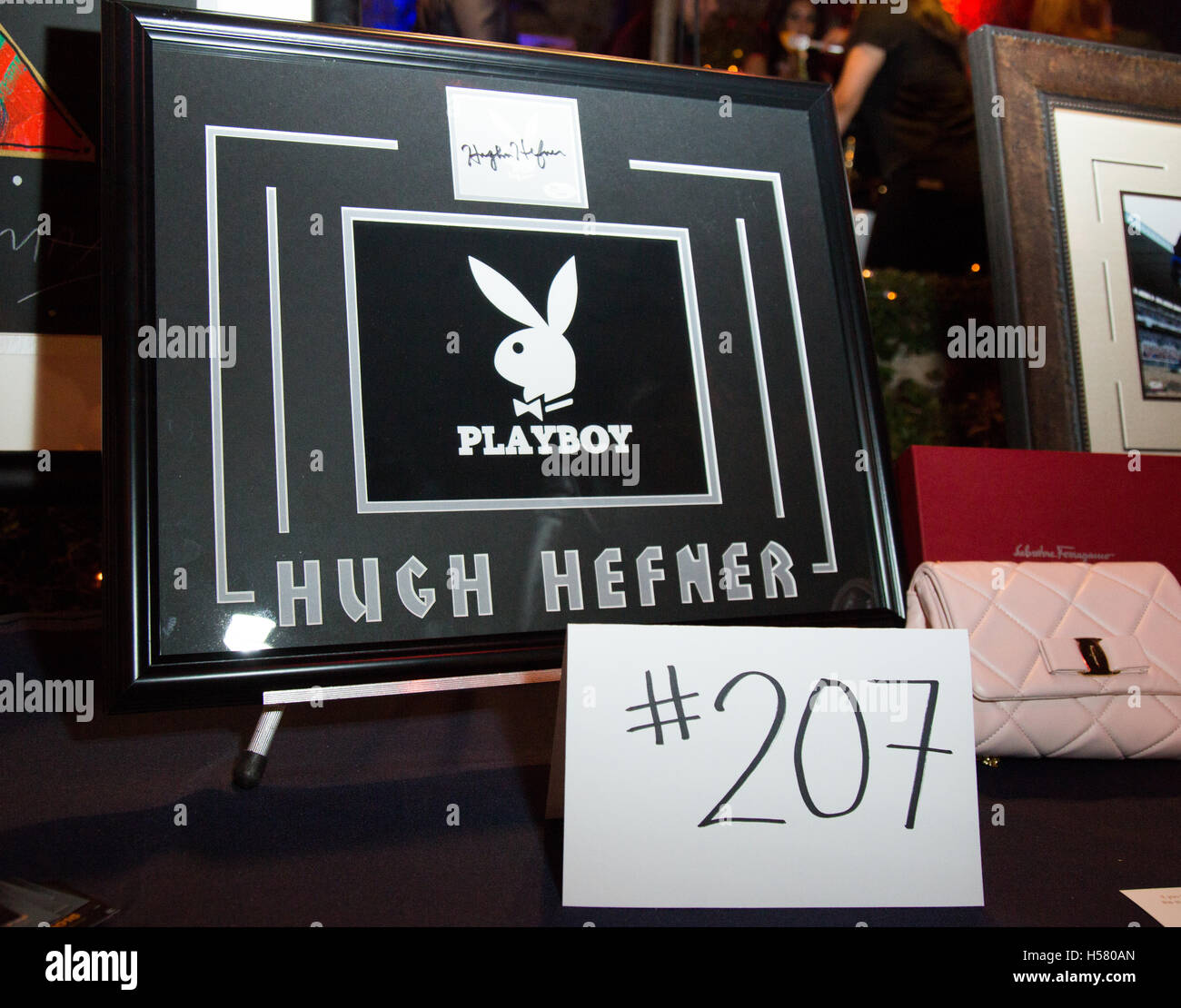 Hugh Hefner souvenirs autographes à la Ville 2016 Gala de financement à la Playboy Mansion le 15 février 2016 à Los Angeles, Californie. Banque D'Images