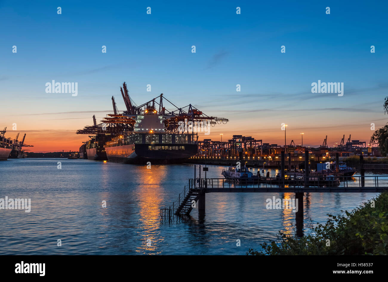 Port de conteneurs, Burchardkai à Hambourg à la lumière du soleil couchant Banque D'Images