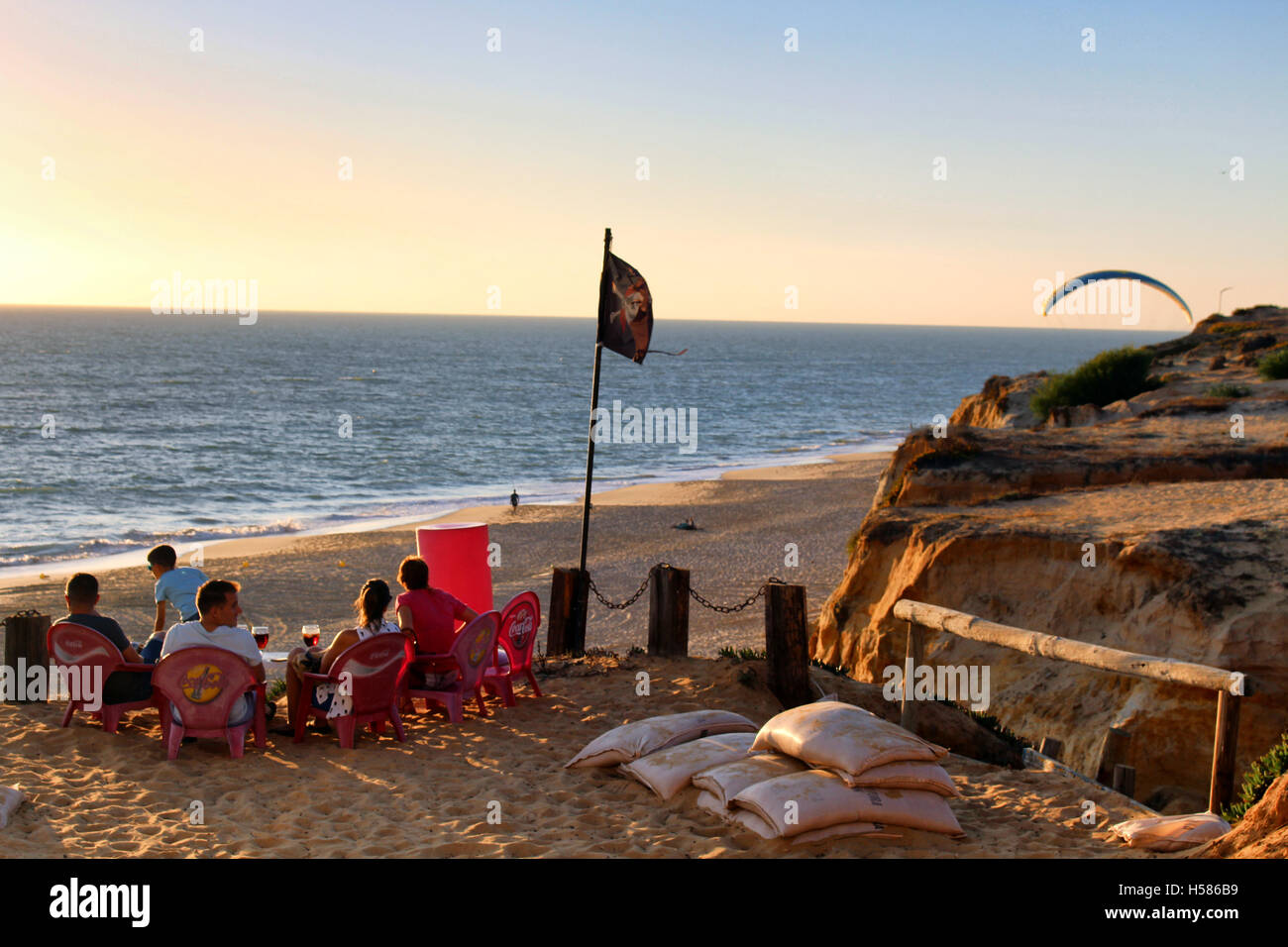 HUELVA/ESPAGNE - 8 octobre 2016 : regarder les gens au coucher du soleil dans un un bar de plage de Matalascañas, Andalousie Banque D'Images