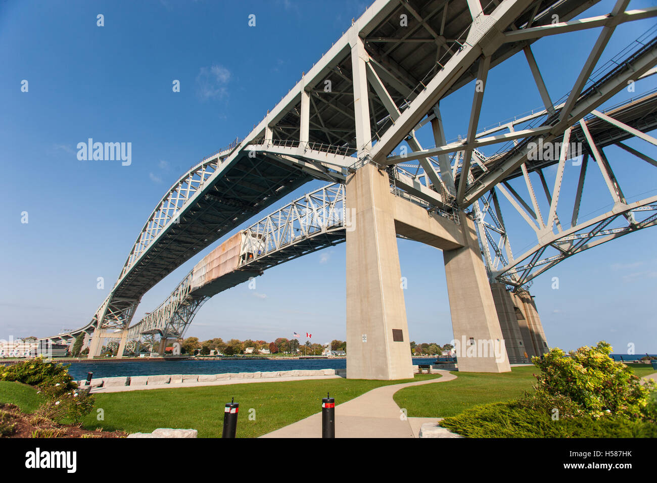 Le Bluewater pont enjambant la rivière Sainte-Claire relie Sarnia, Ontario, Canada, à Port Huron au Michigan, aux États-Unis. Banque D'Images