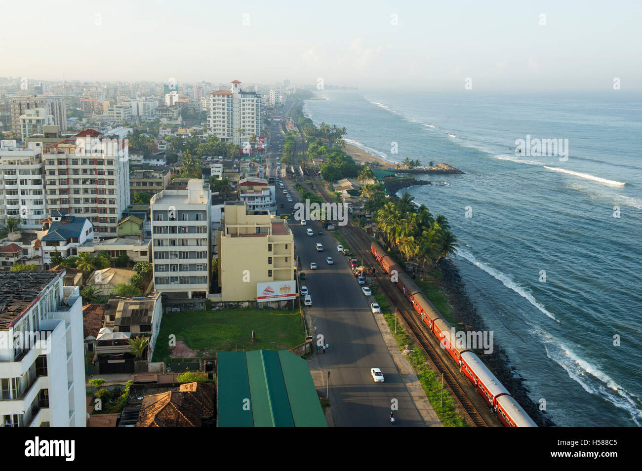 Vue sur le front de mer et un train qui passe, Colombo, Sri Lanka Banque D'Images