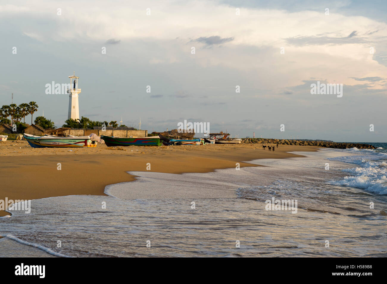 Phare sur une plage de pêche, péninsule de Kalpitiya, Sri Lanka Banque D'Images