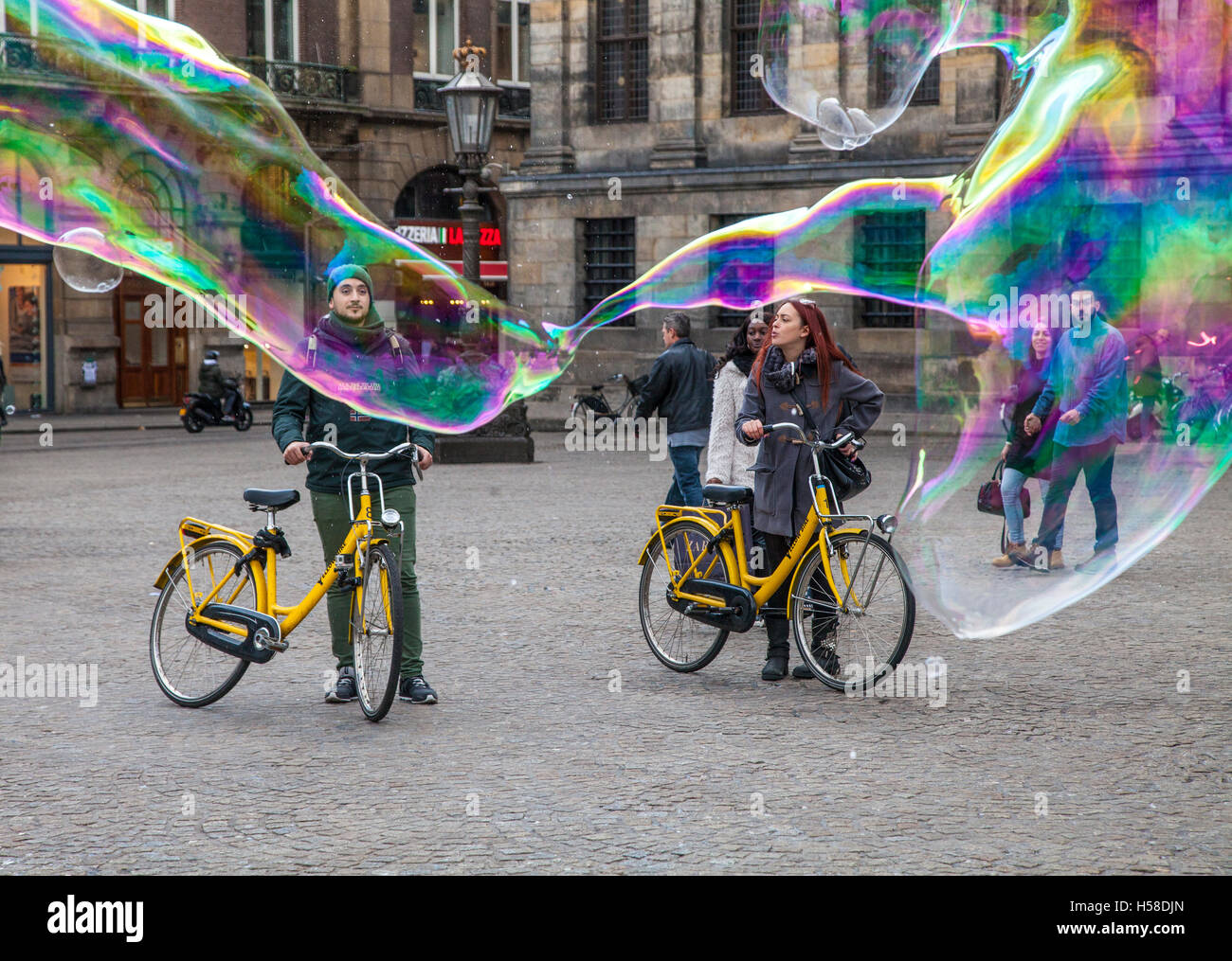 Bubble maker en face de Madame Tussauds et palais du roi à Dam Square, Amsterdam Banque D'Images