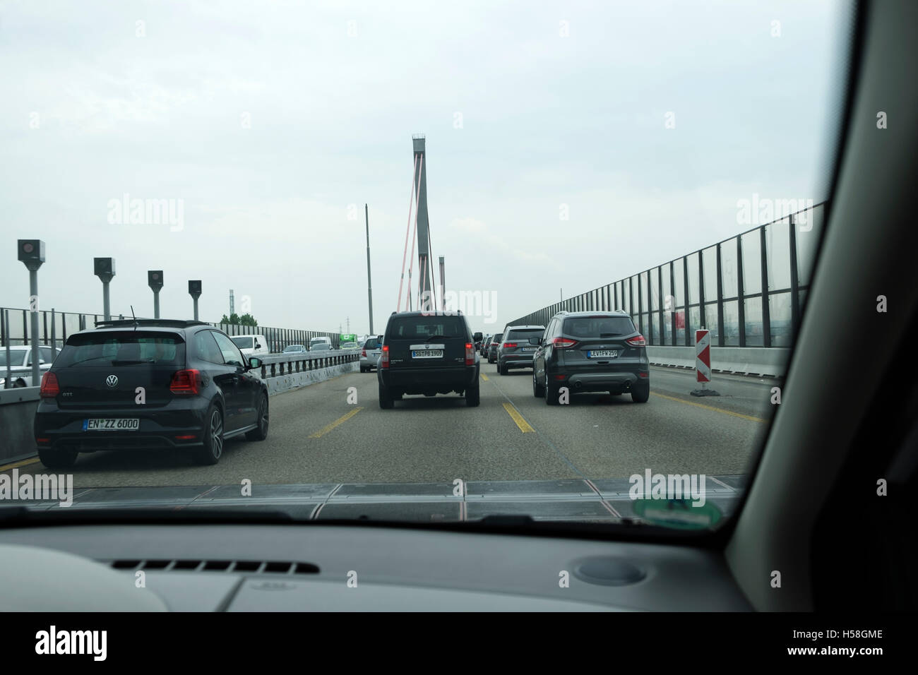 Le trafic traversant le Rhin via la Rheinbrucke sur l'A1, Leverkusen, Rhénanie du Nord-Westphalie, Allemagne. Banque D'Images